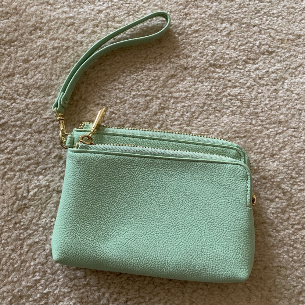 🎁 5 for $20 Green wristlet